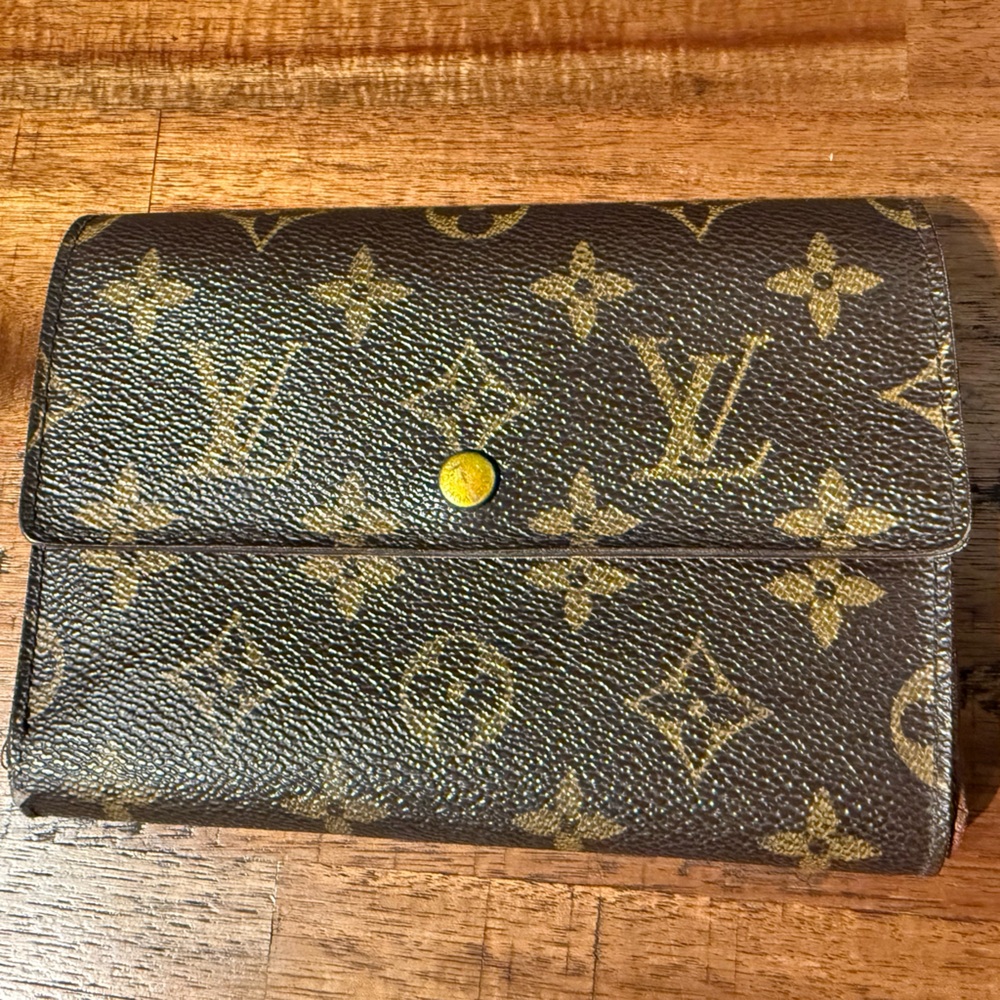 EUC Authentic Louis Vuitton Brown and Gold Monogram Wallet